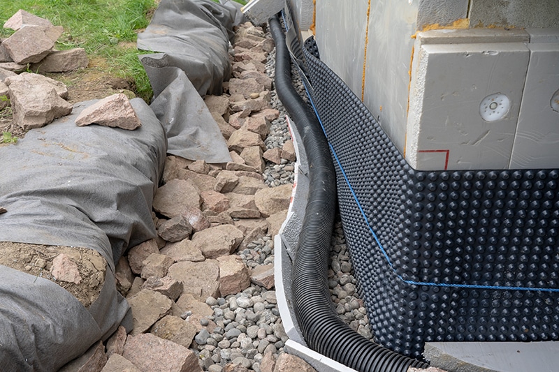 Installation de drain français à Terrebonne.