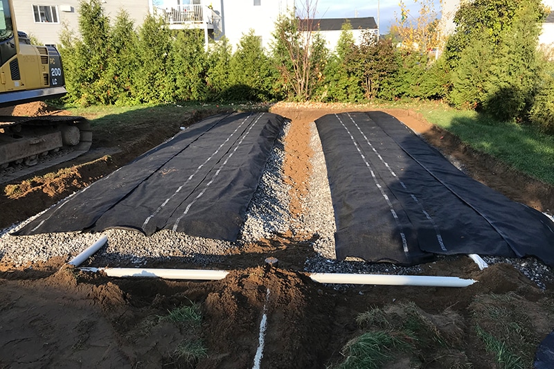 Installation de fosse septique et champ d'épuration à Terrebonne.